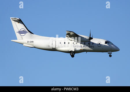 Cirrus Airlines allemande Dornier 328 avec l'enregistrement D-CIRI en courte finale pour la piste 14 de l'aéroport de Zurich. Banque D'Images