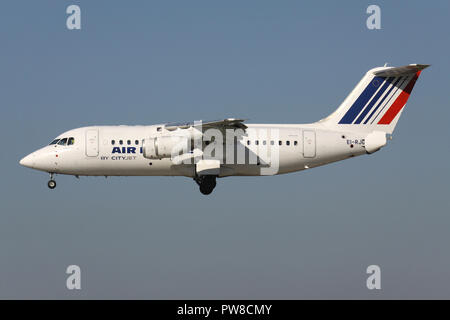 CityJet Avro RJ85 dans Air France ancienne livrée avec l'inscription EI-RJG en courte finale pour la piste 14 de l'aéroport de Zurich. Banque D'Images