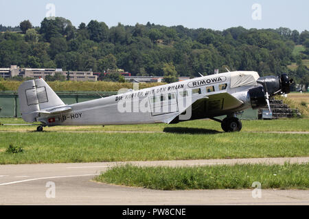 Ju-Air Junkers Ju 52 en livrée avec l'inscription Rimowa HB-HOY stationné à la base aérienne de Dübendorf. Banque D'Images