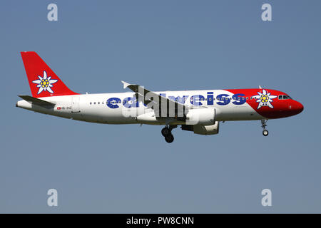 Swiss Edelweiss Air avec Airbus A320-200 HB-inscription IHZ en courte finale pour la piste 14 de l'aéroport de Zurich. Banque D'Images