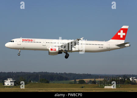 Swiss International Air Lines Airbus A321-100 (vieux) livrée avec l'inscription HB-FEI en courte finale pour la piste 14 de l'aéroport de Zurich. Banque D'Images