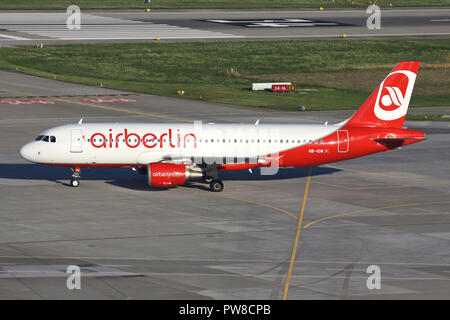 Belair suisse en Airbus A320-200 Air Berlin livery avec HB-inscription l'OIEAU sur la voie de circulation de l'aéroport de Zurich. Banque D'Images