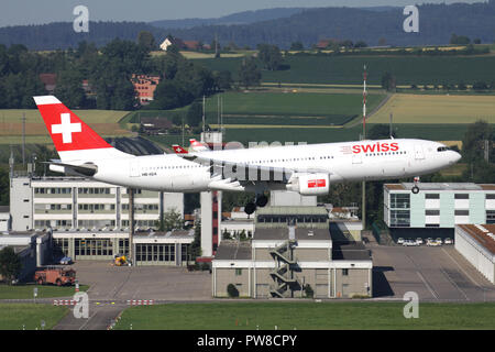 Swiss International Air Lines Airbus A330-200 (vieux) livrée avec l'inscription HB-IQA en courte finale pour la piste 34 de l'aéroport de Zurich. Banque D'Images