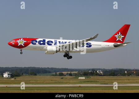 Swiss Edelweiss Air Airbus A330-200 HB-enregistrement avec IQI en courte finale pour la piste 14 de l'aéroport de Zurich. Banque D'Images