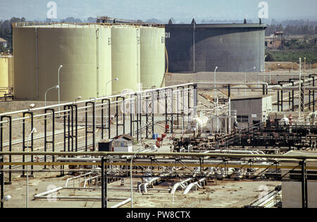 La raffinerie d'Alger Naftec, filiale de la Sonatrach, l'un des quatre raffineries de l'Algérie. Les hydrocarbures jouent un rôle crucial dans l'économie algérienne, représentant environ 60  % des recettes budgétaires et plus de 95  % des recettes d'exportation. La U.S. Energy Information Administration a signalé qu'en 2005, l'Algérie a 160 trillions de pieds cubes de réserves prouvées de gaz naturel, la huitième en importance dans le monde. Banque D'Images