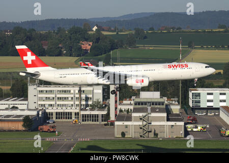 Swiss International Air Lines Airbus A330-300 (vieux) livrée avec l'inscription HB-FPJ en courte finale pour la piste 34 de l'aéroport de Zurich. Banque D'Images