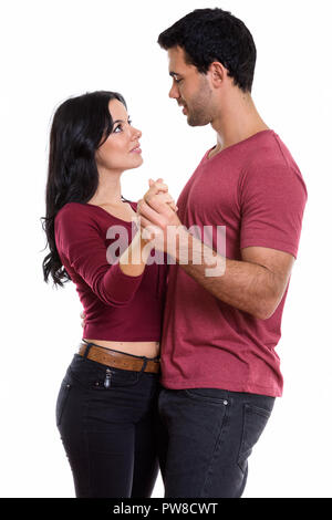 Studio shot of young woman smiling en dansant et regarder Banque D'Images