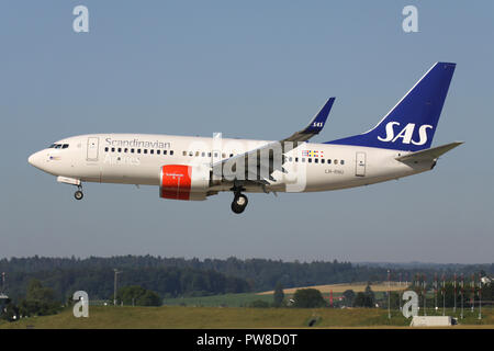 SAS Scandinavian Airlines Boeing 737-700 avec l'inscription LN-RNU en courte finale pour la piste 14 de l'aéroport de Zurich. Banque D'Images