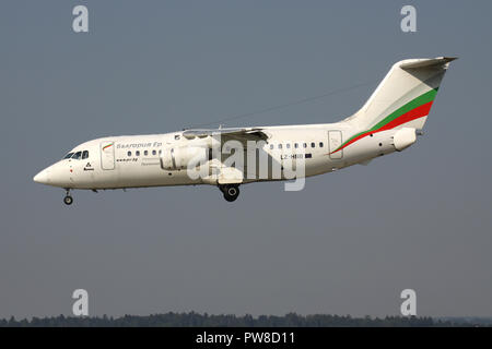 BAe 146-200 Air Bulgarie avec l'inscription LZ-HBB en courte finale pour la piste 14 de l'aéroport de Zurich. Banque D'Images