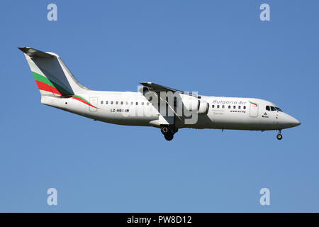 BAe 146-300 Air Bulgarie avec l'inscription LZ-HBE en courte finale pour la piste 14 de l'aéroport de Zurich. Banque D'Images