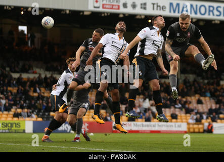 Lincoln's Harry Anderson marque son deuxième but avec cet en-tête au cours de la Sky Bet League Deux match à Vale Park, Stoke. Banque D'Images