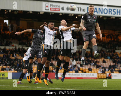 Lincoln's Harry Anderson marque son deuxième but avec cet en-tête au cours de la Sky Bet League Deux match à Vale Park, Stoke. Banque D'Images