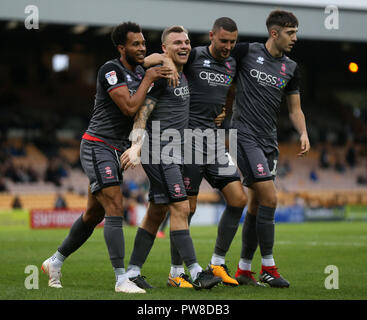 Lincoln's Harry Anderson célèbre marque son 2e but avec ses coéquipiers au cours de la Sky Bet League Deux match à Vale Park, Stoke. Banque D'Images