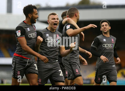 Lincoln's Harry Anderson célèbre marque son deuxième but avec ses coéquipiers au cours de la Sky Bet League Deux match à Vale Park, Stoke. Banque D'Images