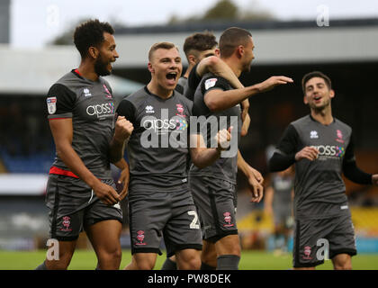 Lincoln's Harry Anderson célèbre marque son deuxième but avec ses coéquipiers au cours de la Sky Bet League Deux match à Vale Park, Stoke. Banque D'Images