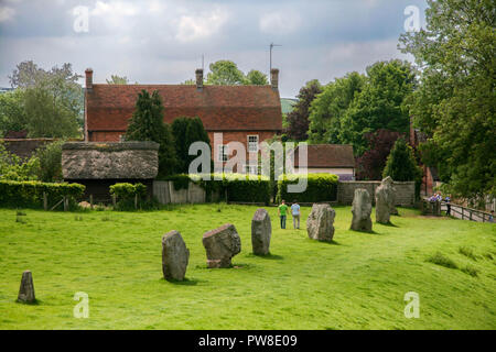 Les gens hommes et femmes marchant autour d'Avebury henge monument néolithique des cercles autour du village d'Avebury dans le Wiltshire, Angleterre, Royaume-Uni Banque D'Images