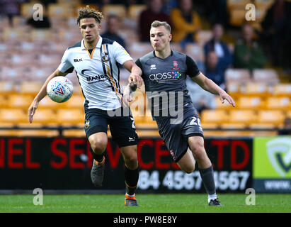 Port Vale's Theo Vassell et Lincoln City's Harry Anderson bataille pour la balle durant le ciel parier League Deux match à Vale Park, Stoke. Banque D'Images