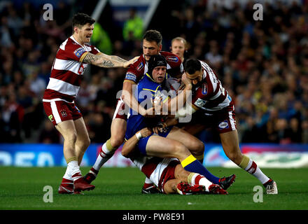 Warrington Wolves' Chris Hill (avant) est abordé par Wigan Warriors' John Bateman (à gauche), Wigan Warriors' Sean O'Loughlin (retour) et Wigan Warriors' Roman Navarrete (à droite) lors de la Grande Finale de la Super League Betfred à Old Trafford, Manchester. Banque D'Images