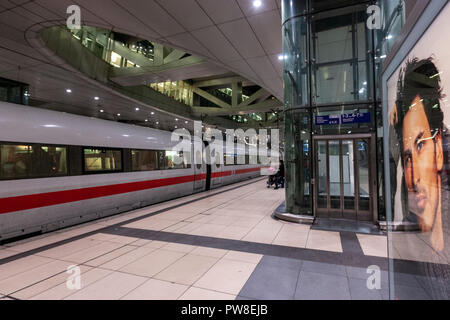 Modèle homme dans une publicité dans l'aéroport de Francfort sur le Main station ferroviaire à grande distance , Allemagne Banque D'Images