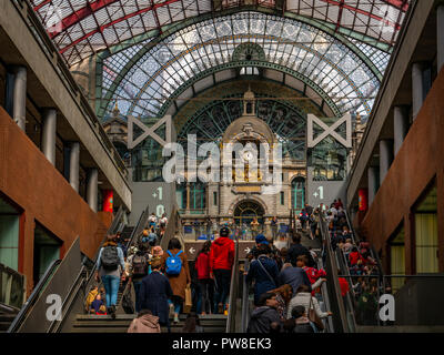 Anvers, Belgique - 25 août 2018 : l'intérieur de la Gare Centrale d'Anvers avec mouvement passagers Banque D'Images