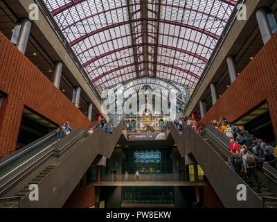 Anvers, Belgique - 25 août 2018 : l'intérieur de la Gare Centrale d'Anvers avec mouvement passagers Banque D'Images