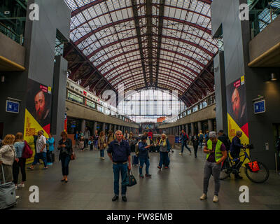 Anvers, Belgique - 25 août 2018 : l'intérieur de la Gare Centrale d'Anvers avec mouvement passagers Banque D'Images