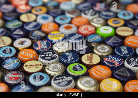 WOODBRIDGE, NEW JERSEY - 13 octobre 2018 : une collection de capsules de bouteilles de bière de couleur de différentes marques est vu Banque D'Images