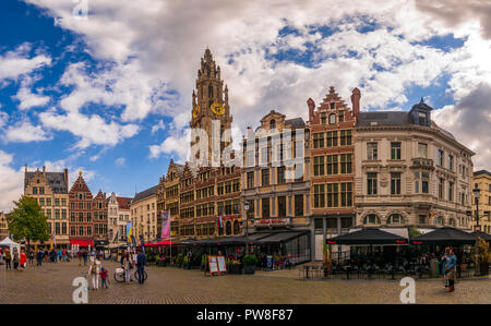 Anvers, Belgique - 25 août 2018 : place du marché et cathédrale de Notre Dame,paysage urbain d'Anvers, capitale de la province d'Anvers en Flandre et mos Banque D'Images