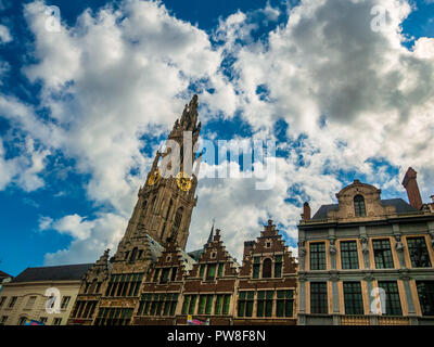 Anvers, Belgique - 25 août 2018 : place du marché et cathédrale de Notre Dame,paysage urbain d'Anvers, capitale de la province d'Anvers en Flandre et mos Banque D'Images