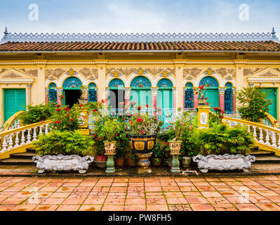 Façade de Binh Thuy maison ancienne dans un style français colonial, Can Tho, Vietnam Banque D'Images