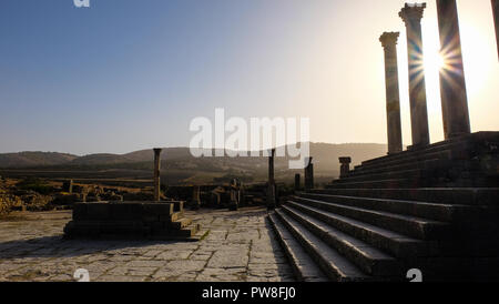 L'autel sacrificiel à côté des marches du Capitole à Volubilis, une ancienne ville romaine au Maroc Banque D'Images