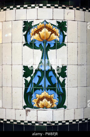 Un motif Art Nouveau sur les carreaux dans le Lion Tavern, Moorfields, Liverpool. Banque D'Images