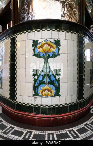 Un motif Art Nouveau sur les carreaux dans le Lion Tavern, Moorfields, Liverpool. Banque D'Images