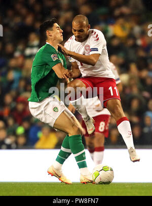 République d'Irlande est Callum O'Dowda (à gauche) et le Danemark's Martin Braithwaite bataille pour la balle au cours de l'UEFA Ligue des Nations Unies4 match du groupe B à l'Aviva Stadium de Dublin. Banque D'Images