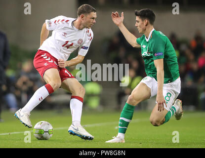 Henrik du Danemark Dalsgaard (à gauche) et de la République d'Irlande est Callum O'Dowda bataille pour la balle au cours de l'UEFA Ligue des Nations Unies4 match du groupe B à l'Aviva Stadium de Dublin. Banque D'Images