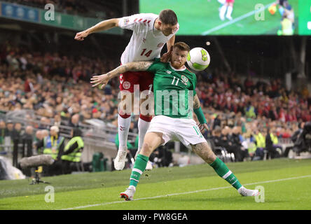 Henrik du Danemark Dalsgaard (à gauche) et de la République d'Irlande, James McClean bataille pour la balle au cours de l'UEFA Ligue des Nations Unies4 match du groupe B à l'Aviva Stadium de Dublin. Banque D'Images