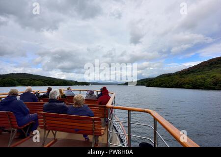 Les touristes assis sur le pont supérieur de la Sarcelle,MV,Croisières sur le lac Windermere, le lac Windermere Cumbria,Angleterre,,UK Banque D'Images