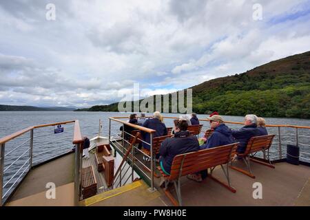 Les touristes assis sur le pont supérieur de la Sarcelle,MV,Croisières sur le lac Windermere, le lac Windermere Cumbria,Angleterre,,UK Banque D'Images