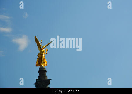 Bel Ange dans le ciel de Munich Banque D'Images