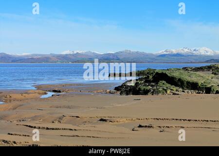 UK Duddon Estuary. Vue sur la Duddon Estuary vers le Lake District éloigné de la côte de Cumbria UK. Dunnerholme Banque D'Images