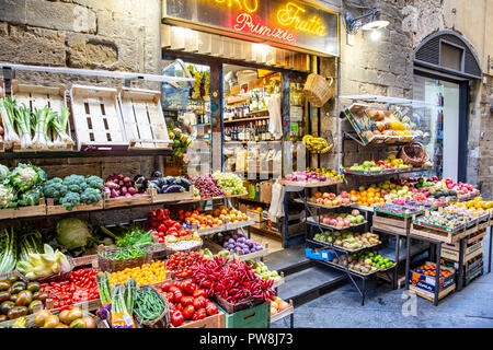 Jardiniers corner bloquer la vente de fruits et légumes frais dans le centre-ville de Florence,Toscane,Italie Banque D'Images