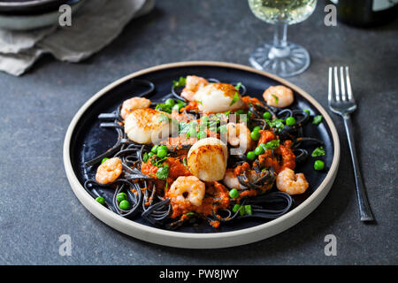 L'encre de seiche pâtes aux crevettes et pétoncles Banque D'Images