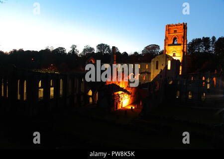 Projecteur sous l'abbaye de Fountains Banque D'Images