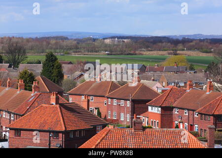 À la recherche sur les toits Temple Newsam House depuis le sommet de St Marys Church Tower de Swillington , Leeds Banque D'Images