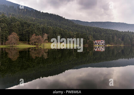 Bolu, Turquie - 24 Février 2018 : Maison du Lac en Bolu Abant lac avec un reflet. Banque D'Images