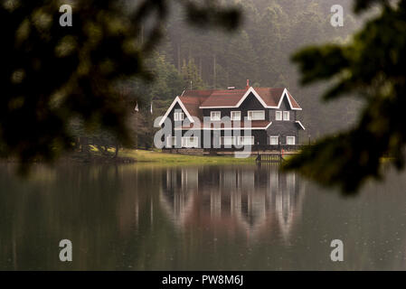 Bolu, Turquie - 24 Février 2018 : Maison du Lac en Bolu Abant lac avec un reflet. Banque D'Images