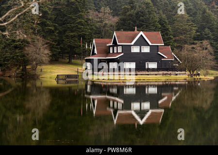 Bolu, Turquie - 24 Février 2018 : Maison du Lac en Bolu Abant lac avec un reflet. Banque D'Images