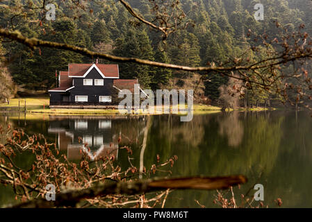 Bolu, Turquie - 24 Février 2018 : Maison du Lac en Bolu Abant lac avec un reflet. Banque D'Images