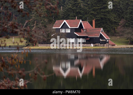 Bolu, Turquie - 24 Février 2018 : Maison du Lac en Bolu Abant lac avec un reflet. Banque D'Images