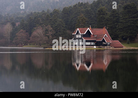 Bolu, Turquie - 24 Février 2018 : Maison du Lac en Bolu Abant lac avec un reflet. Banque D'Images